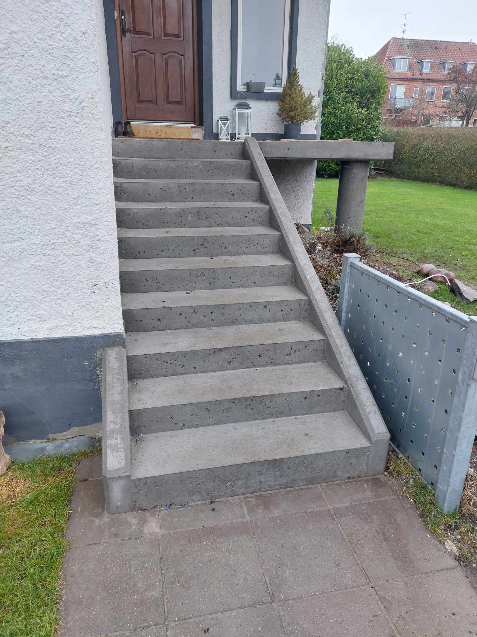 Betontrapper i Midtjylland – stilfulde og holdbare trapper i beton til have, indgang og erhvervsbyggeri.