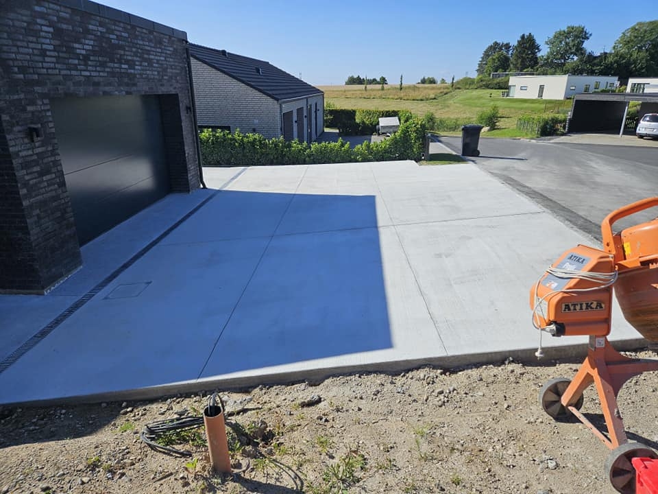 Støbning af betonindkørsel i Aarhus – holdbar og vedligeholdelsesfri indkørsel i kvalitetsbeton.
