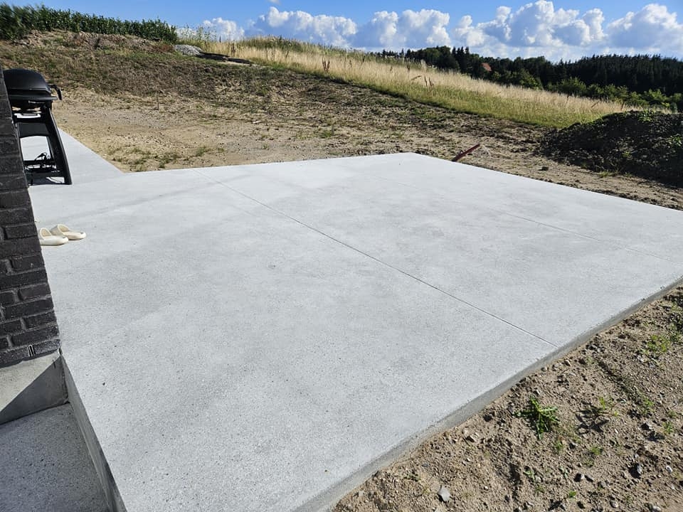 Støbning af betonterrasse i Silkeborg – holdbar, vedligeholdelsesfri terrasse i kvalitetsbeton.