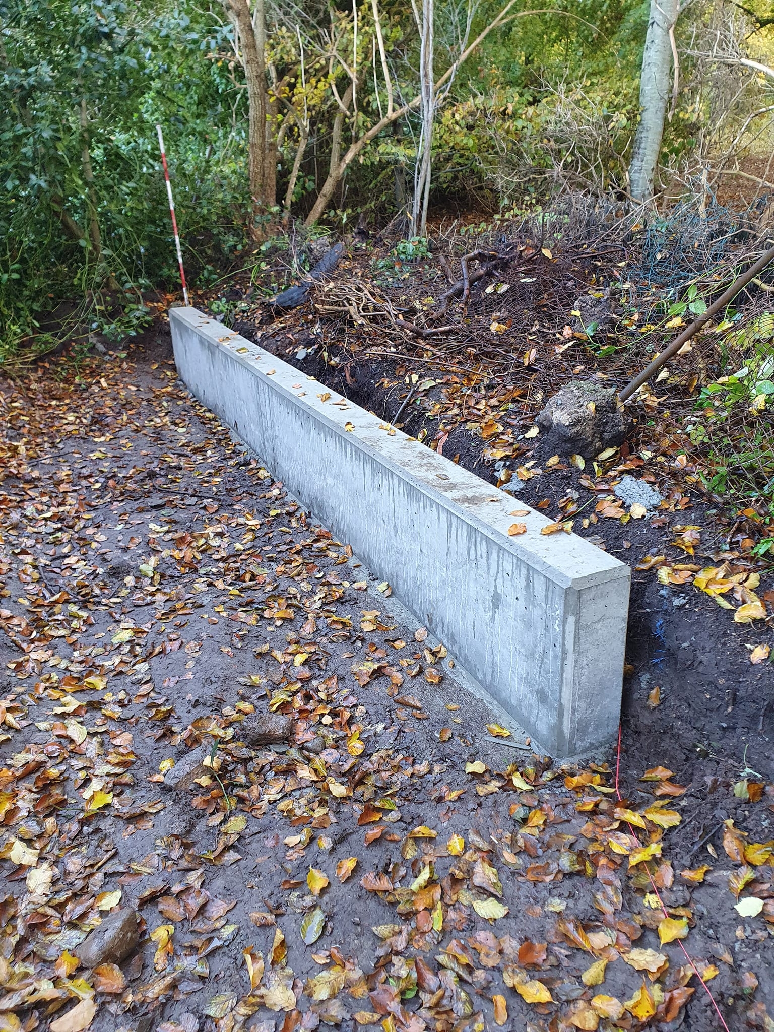 Professionel opførelse af støttemur i beton – holdbar løsning til have og terræn i Silkeborg, Randers og Aarhus.